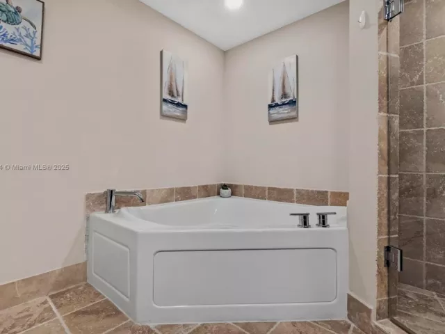 1-bedroom condo for sale in Sunny Isles Beach - 18201 Collins Ave 1408 - MondialRealty