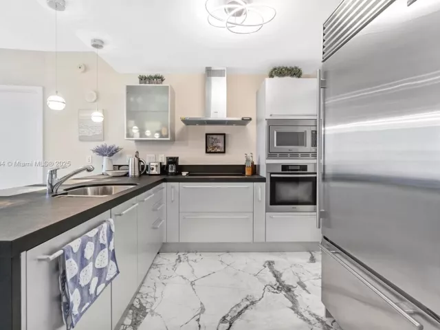 1-bedroom condo for sale in Sunny Isles Beach - 18201 Collins Ave 1408 - MondialRealty