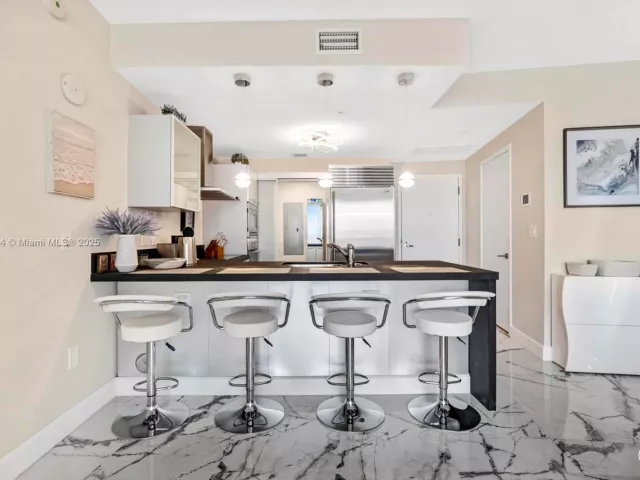 1-bedroom condo for sale in Sunny Isles Beach - 18201 Collins Ave 1408 - MondialRealty