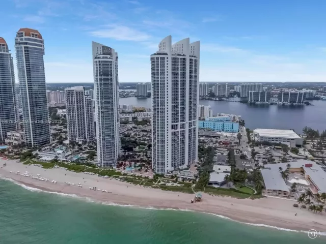 1-bedroom condo for sale in Sunny Isles Beach - 18201 Collins Ave 1408 - MondialRealty