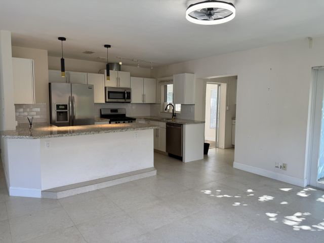 Home for rent at 376 SW 2nd Street - photo 6830178