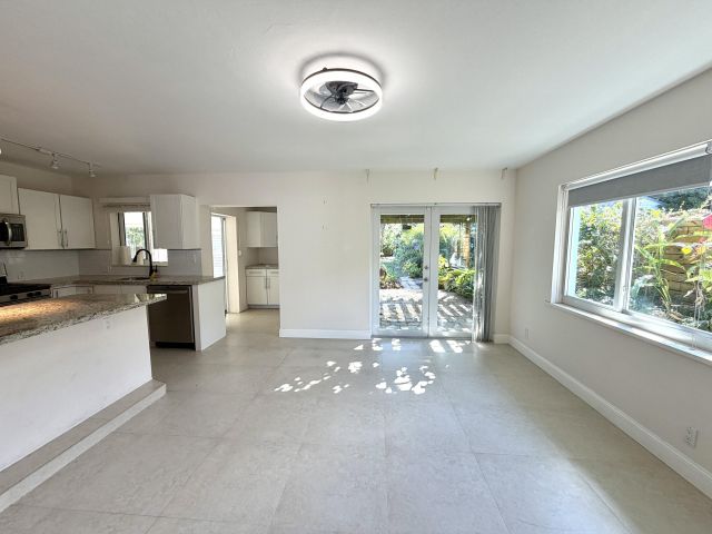 Home for rent at 376 SW 2nd Street - photo 6830179