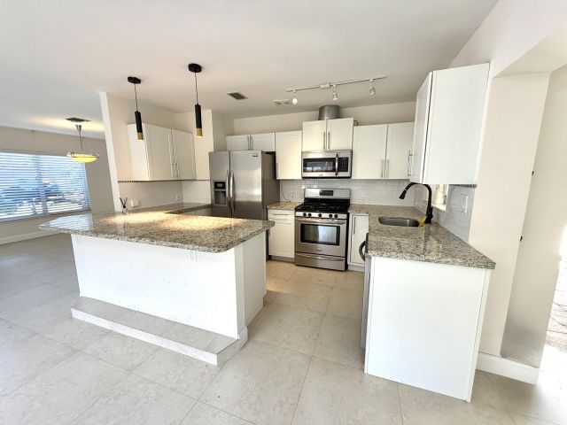 Home for rent at 376 SW 2nd Street - photo 6830181