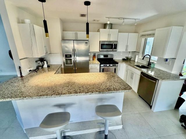 Home for rent at 376 SW 2nd Street - photo 6830182