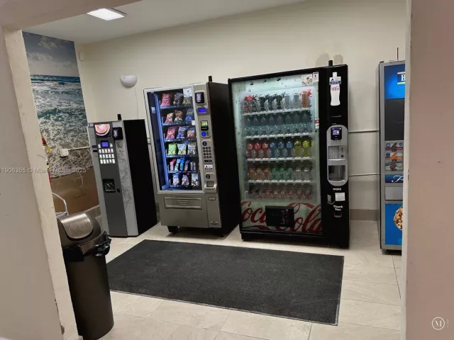 2-bedroom condo for sale in Hollywood - 3725 S Ocean Dr 1517 - MondialRealty