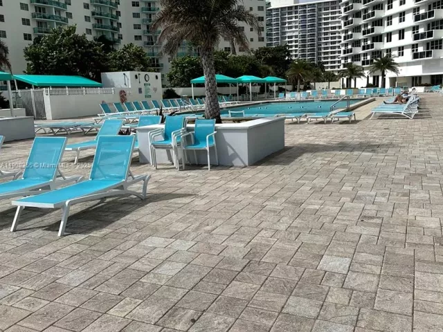 2-bedroom condo for sale in Hollywood - 3725 S Ocean Dr 1517 - MondialRealty