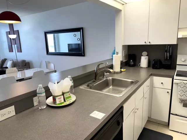 2-bedroom condo for sale in Hollywood - 3725 S Ocean Dr 1517 - MondialRealty