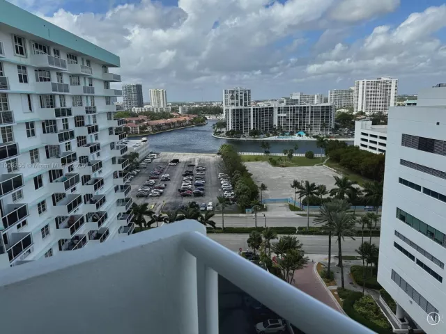2-bedroom condo for sale in Hollywood - 3725 S Ocean Dr 1517 - MondialRealty