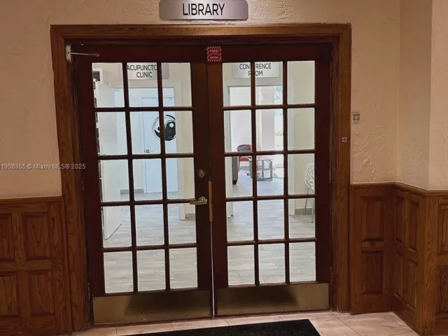 2-bedroom condo for sale in Hollywood - 3725 S Ocean Dr 1517 - MondialRealty