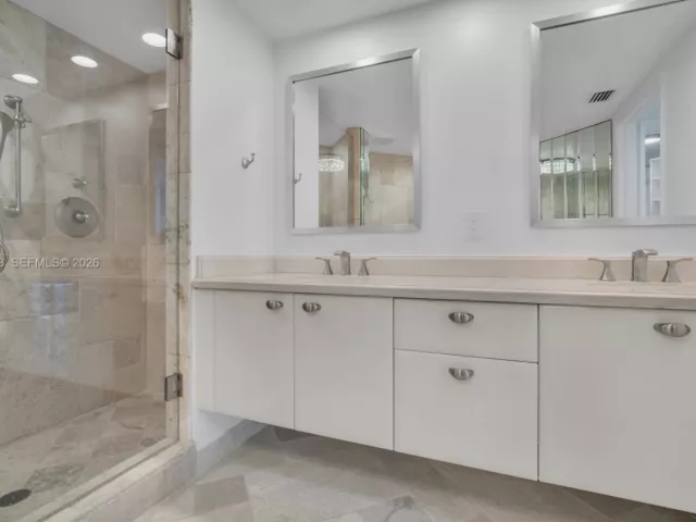 1-bedroom condo for sale in Fort Lauderdale - 333 Las Olas Way 1208 - MondialRealty