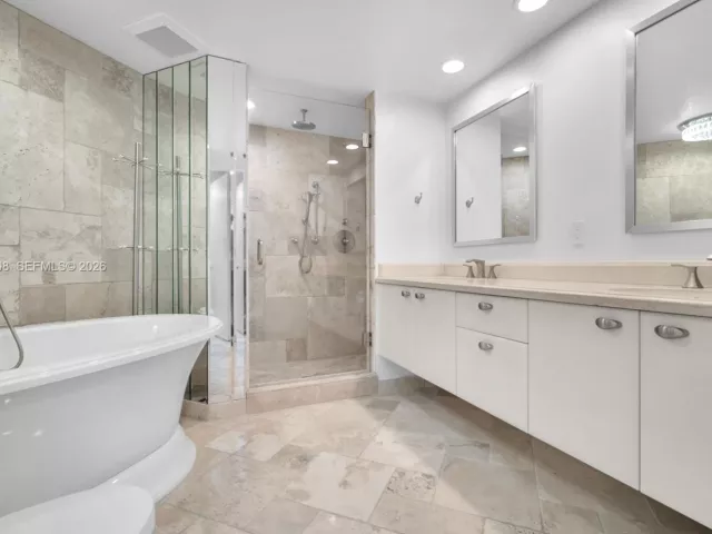 1-bedroom condo for sale in Fort Lauderdale - 333 Las Olas Way 1208 - MondialRealty