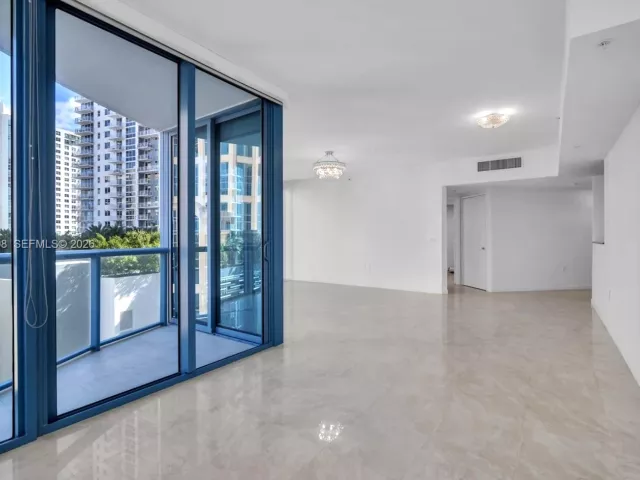 1-bedroom condo for sale in Fort Lauderdale - 333 Las Olas Way 1208 - MondialRealty