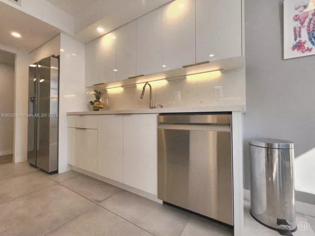 2-bedroom condo for rent in Hollywood - 2751 S Ocean Dr 1406S - MondialRealty