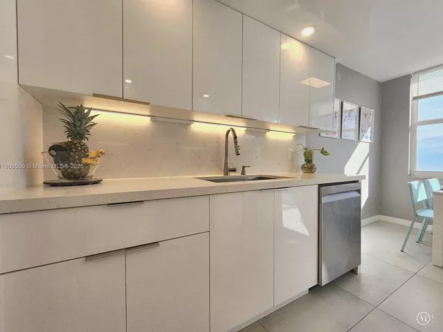 2-bedroom condo for rent in Hollywood - 2751 S Ocean Dr 1406S - MondialRealty