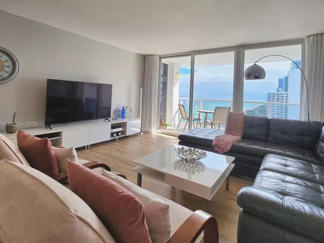 2-bedroom condo for rent in Hollywood - 2751 S Ocean Dr 1406S - MondialRealty