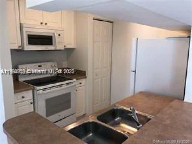 1-bedroom condo for rent in Sunny Isles Beach - 17125 N Bay Rd 3601 - MondialRealty