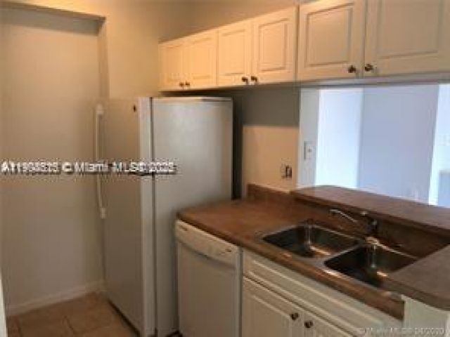 1-bedroom condo for rent in Sunny Isles Beach - 17125 N Bay Rd 3601 - MondialRealty
