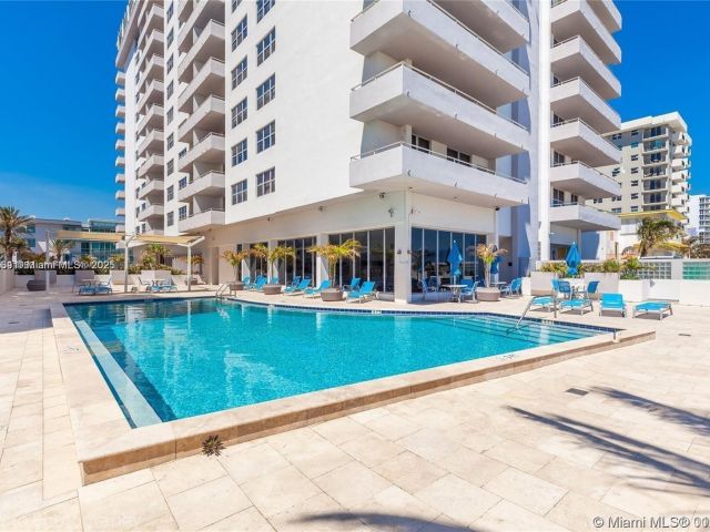1-bedroom condo for rent in Surfside - 9225 Collins Ave 1006 - MondialRealty