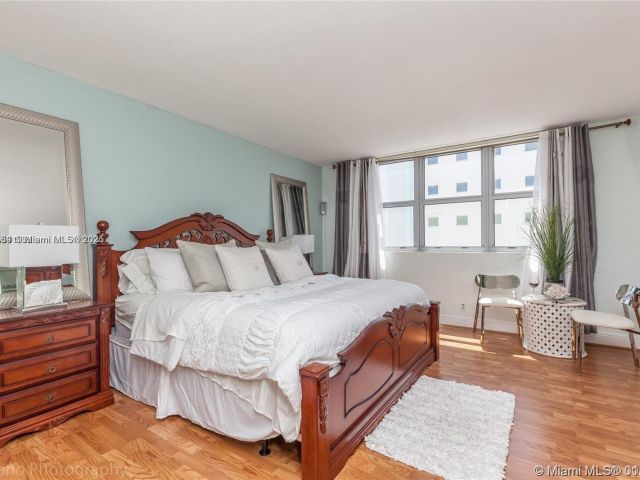 1-bedroom condo for rent in Surfside - 9225 Collins Ave 1006 - MondialRealty