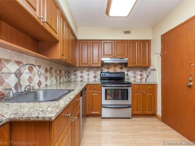 1-bedroom condo for rent in Surfside - 9225 Collins Ave 1006 - MondialRealty