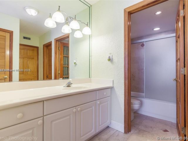 1-bedroom condo for rent in Surfside - 9225 Collins Ave 1006 - MondialRealty