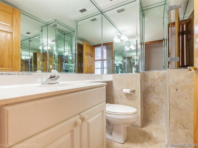 1-bedroom condo for rent in Surfside - 9225 Collins Ave 1006 - MondialRealty