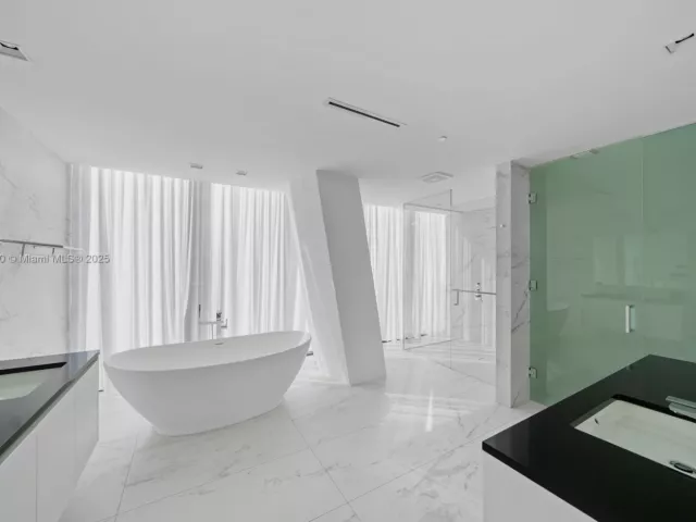 4-bedroom condo for sale in Miami - 1000 Biscayne Blvd LPH 4901 - MondialRealty