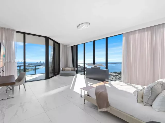 4-bedroom condo for sale in Miami - 1000 Biscayne Blvd LPH 4901 - MondialRealty