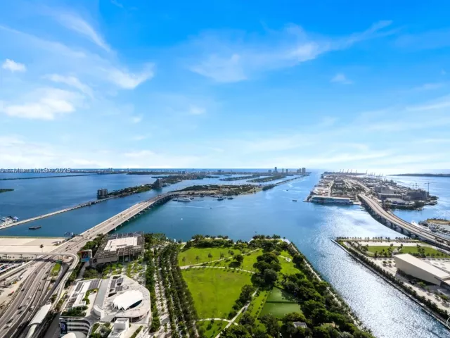 4-bedroom condo for sale in Miami - 1000 Biscayne Blvd LPH 4901 - MondialRealty