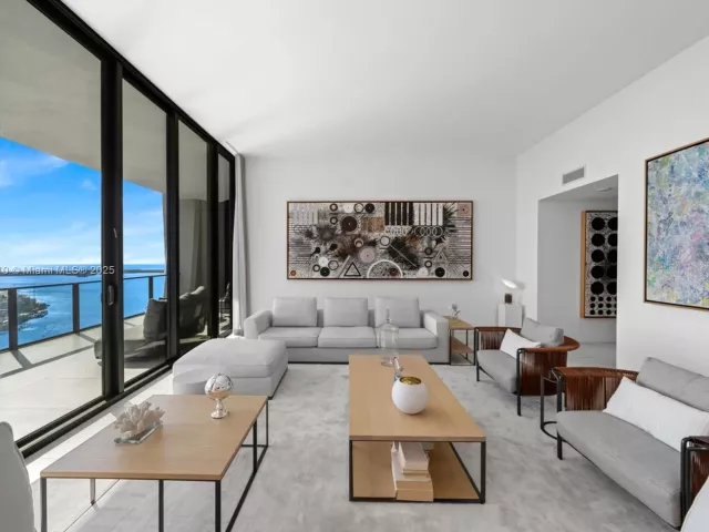 4-bedroom condo for sale in Miami - 1000 Biscayne Blvd LPH 4901 - MondialRealty