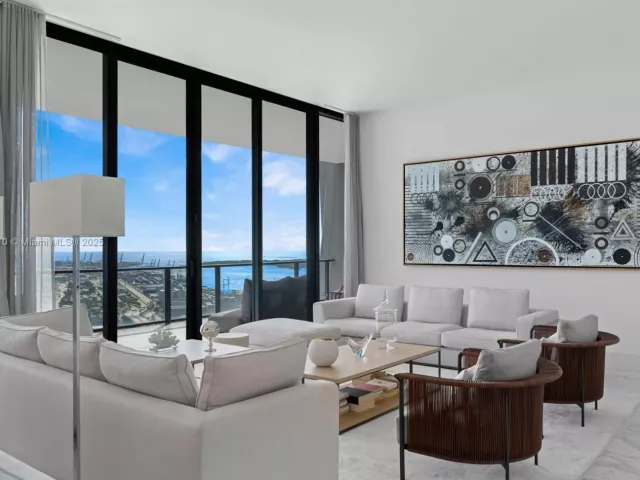 4-bedroom condo for sale in Miami - 1000 Biscayne Blvd LPH 4901 - MondialRealty