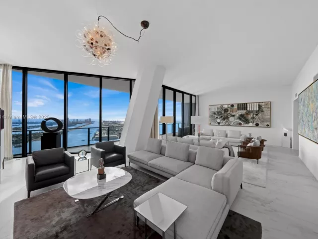 4-bedroom condo for sale in Miami - 1000 Biscayne Blvd LPH 4901 - MondialRealty
