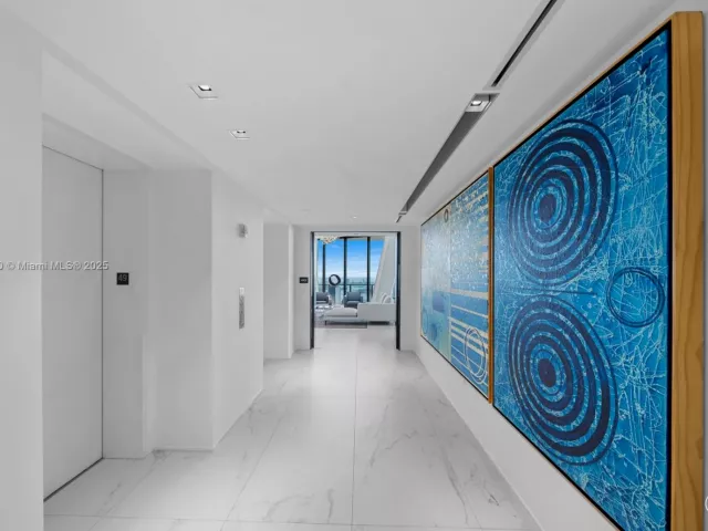 4-bedroom condo for sale in Miami - 1000 Biscayne Blvd LPH 4901 - MondialRealty