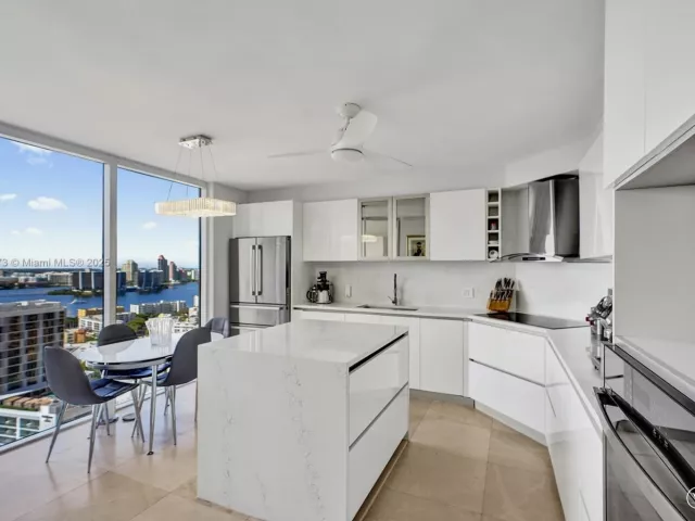 3-bedroom condo for sale in Sunny Isles Beach - 17555 Collins Ave 2703 - MondialRealty