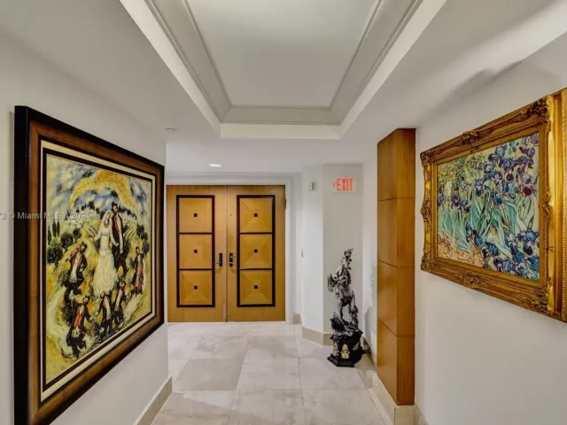 3-bedroom condo for sale in Sunny Isles Beach - 17555 Collins Ave 2703 - MondialRealty