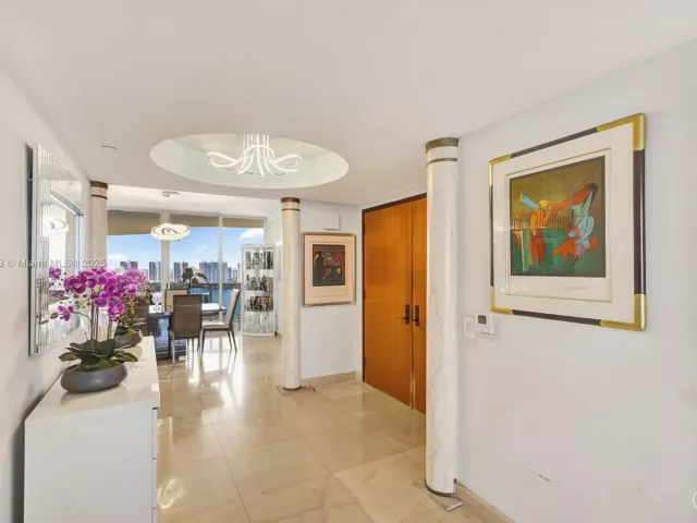 3-bedroom condo for sale in Sunny Isles Beach - 17555 Collins Ave 2703 - MondialRealty