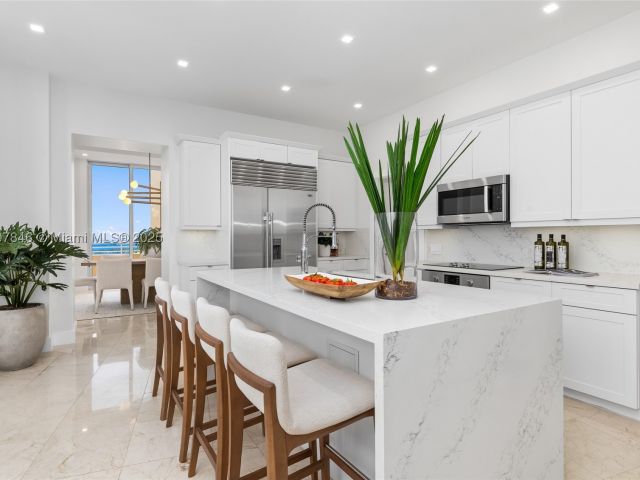 5-bedroom condo for sale in Miami - 808 Brickell Key Dr 3901 - MondialRealty