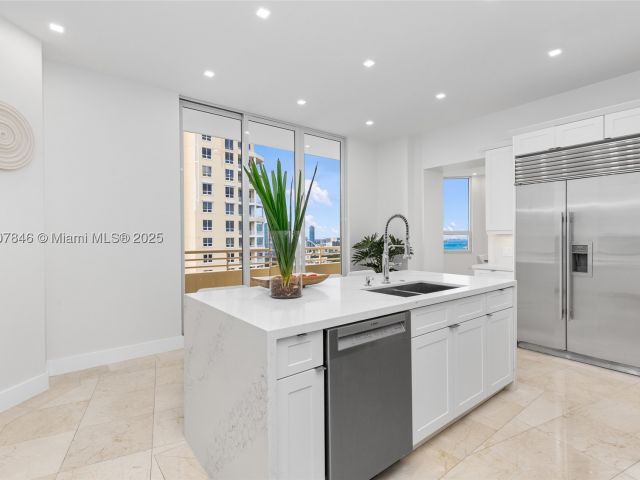 5-bedroom condo for sale in Miami - 808 Brickell Key Dr 3901 - MondialRealty