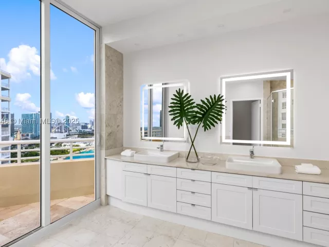 5-bedroom condo for sale in Miami - 808 Brickell Key Dr 3901 - MondialRealty