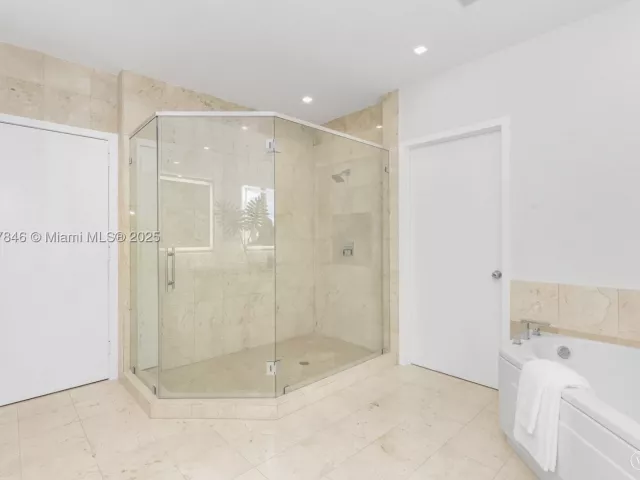 5-bedroom condo for sale in Miami - 808 Brickell Key Dr 3901 - MondialRealty