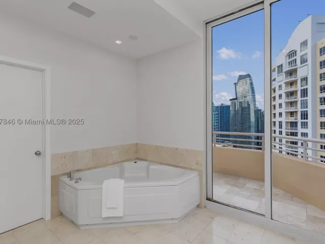5-bedroom condo for sale in Miami - 808 Brickell Key Dr 3901 - MondialRealty