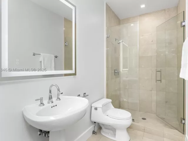 5-bedroom condo for sale in Miami - 808 Brickell Key Dr 3901 - MondialRealty