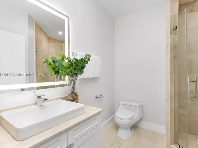 5-bedroom condo for sale in Miami - 808 Brickell Key Dr 3901 - MondialRealty