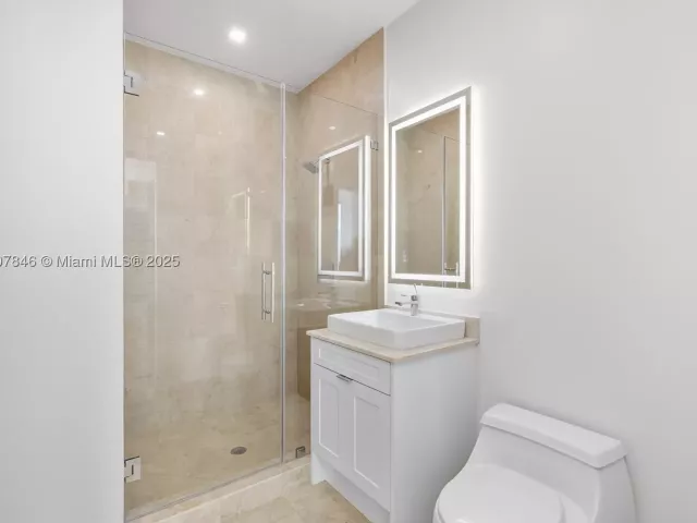 5-bedroom condo for sale in Miami - 808 Brickell Key Dr 3901 - MondialRealty