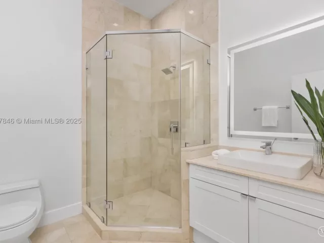 5-bedroom condo for sale in Miami - 808 Brickell Key Dr 3901 - MondialRealty