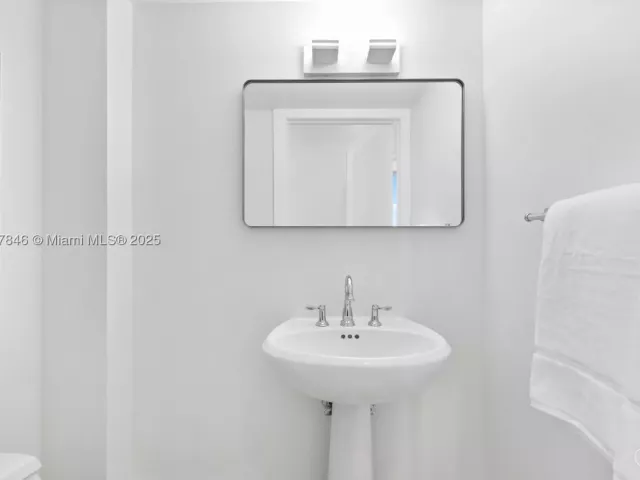 5-bedroom condo for sale in Miami - 808 Brickell Key Dr 3901 - MondialRealty