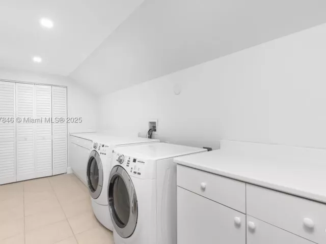 5-bedroom condo for sale in Miami - 808 Brickell Key Dr 3901 - MondialRealty
