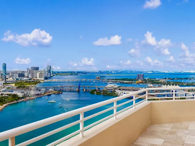 5-bedroom condo for sale in Miami - 808 Brickell Key Dr 3901 - MondialRealty