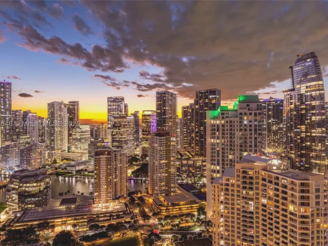 5-bedroom condo for sale in Miami - 808 Brickell Key Dr 3901 - MondialRealty
