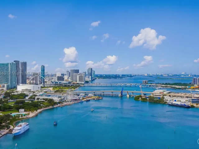 5-bedroom condo for sale in Miami - 808 Brickell Key Dr 3901 - MondialRealty